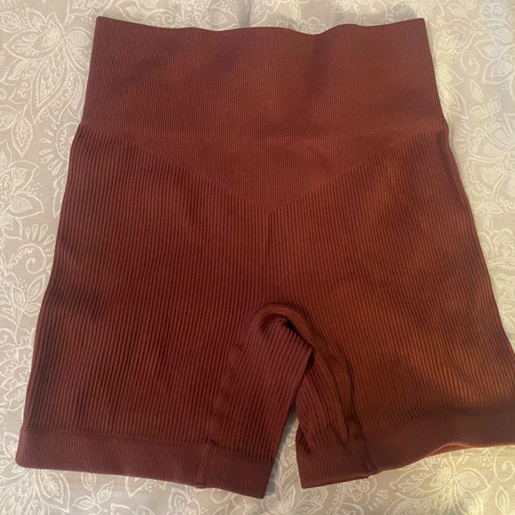 Amazon Burgundy high waisted seamless workout biker shorts size medium - Picture 2 of 2